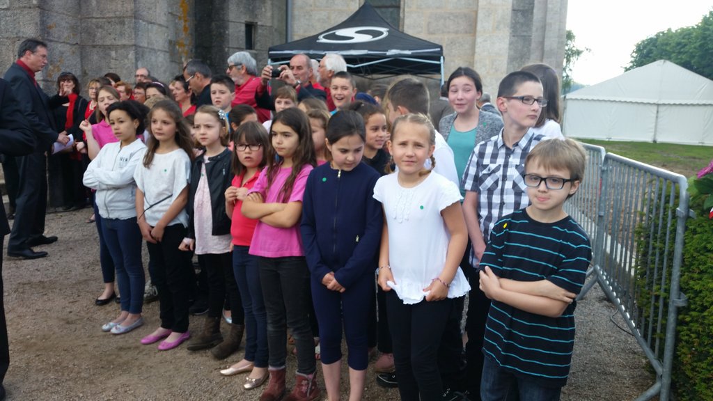 Rolland_Denis's tweet photo. #DunLesPlaces: répétitions des chants #écoles de Brassy, de Saint André en #Morvan, collège #VictorHugo de #Nevers https://t.co/4FJPToCh1W