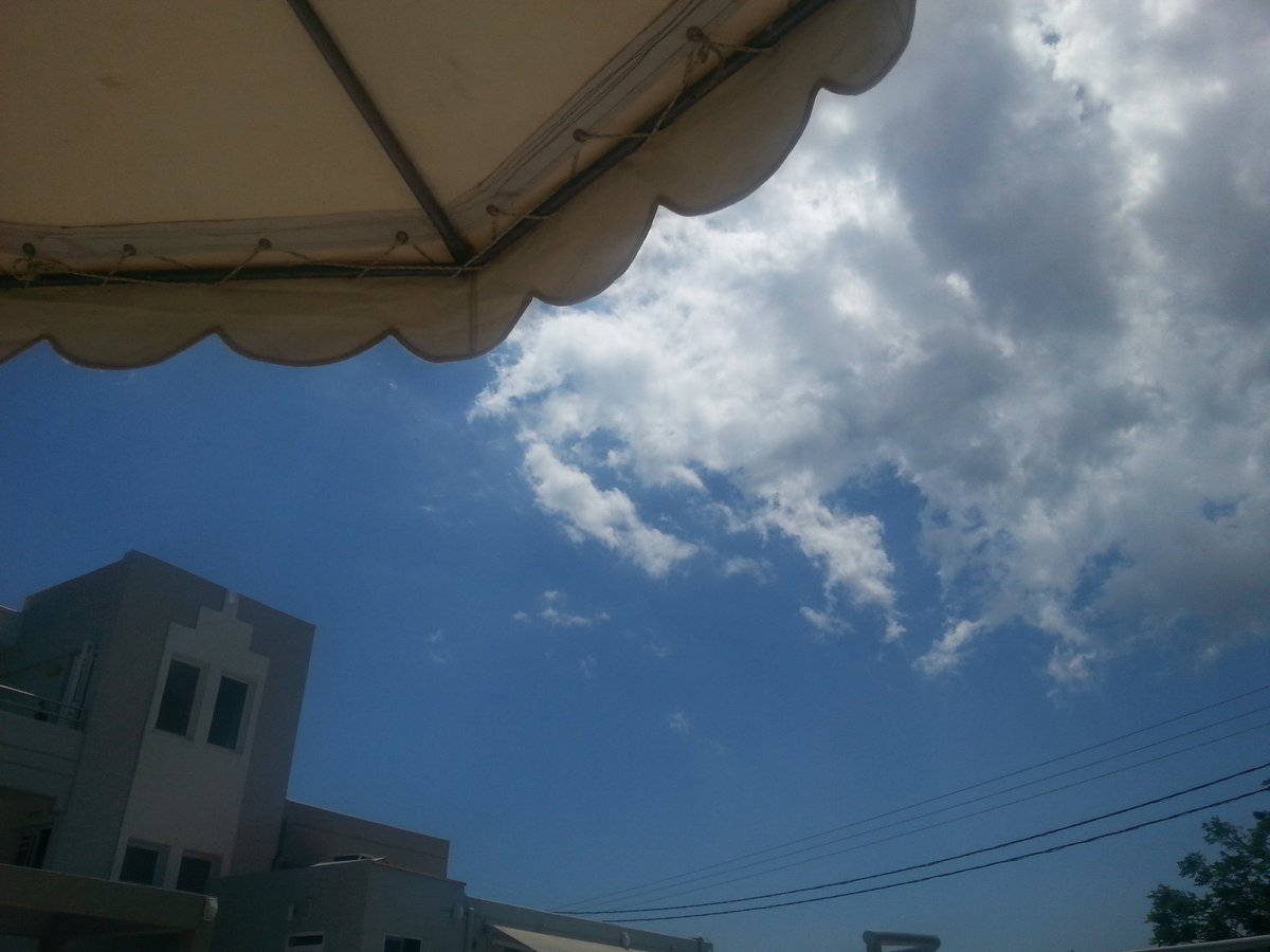 MarkkuTakamaa's tweet photo. Viimeisiä hetkiä altaalla. Ensimmäinen kunnon pilvi viikkoon #rhodos # faliraki #swimmingpool #irinna https://t.co/NxiDBVVhFy