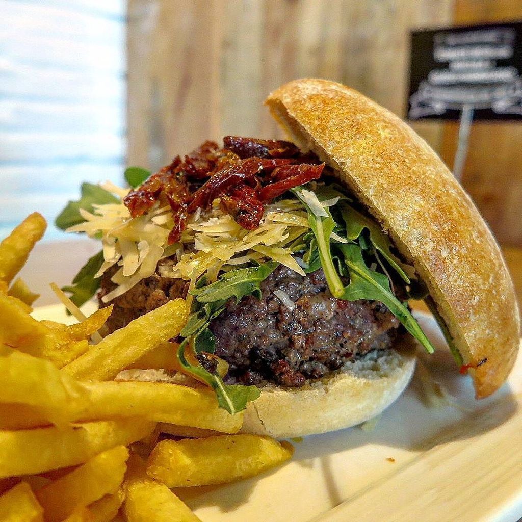 La Hamburguesa del Mes en <a href="/gobuburger/">gobu</a> TOMATE SECO, RUCULA Y QUESO PARMESANO. #BURGERTOUR ift.tt/295S3Vl