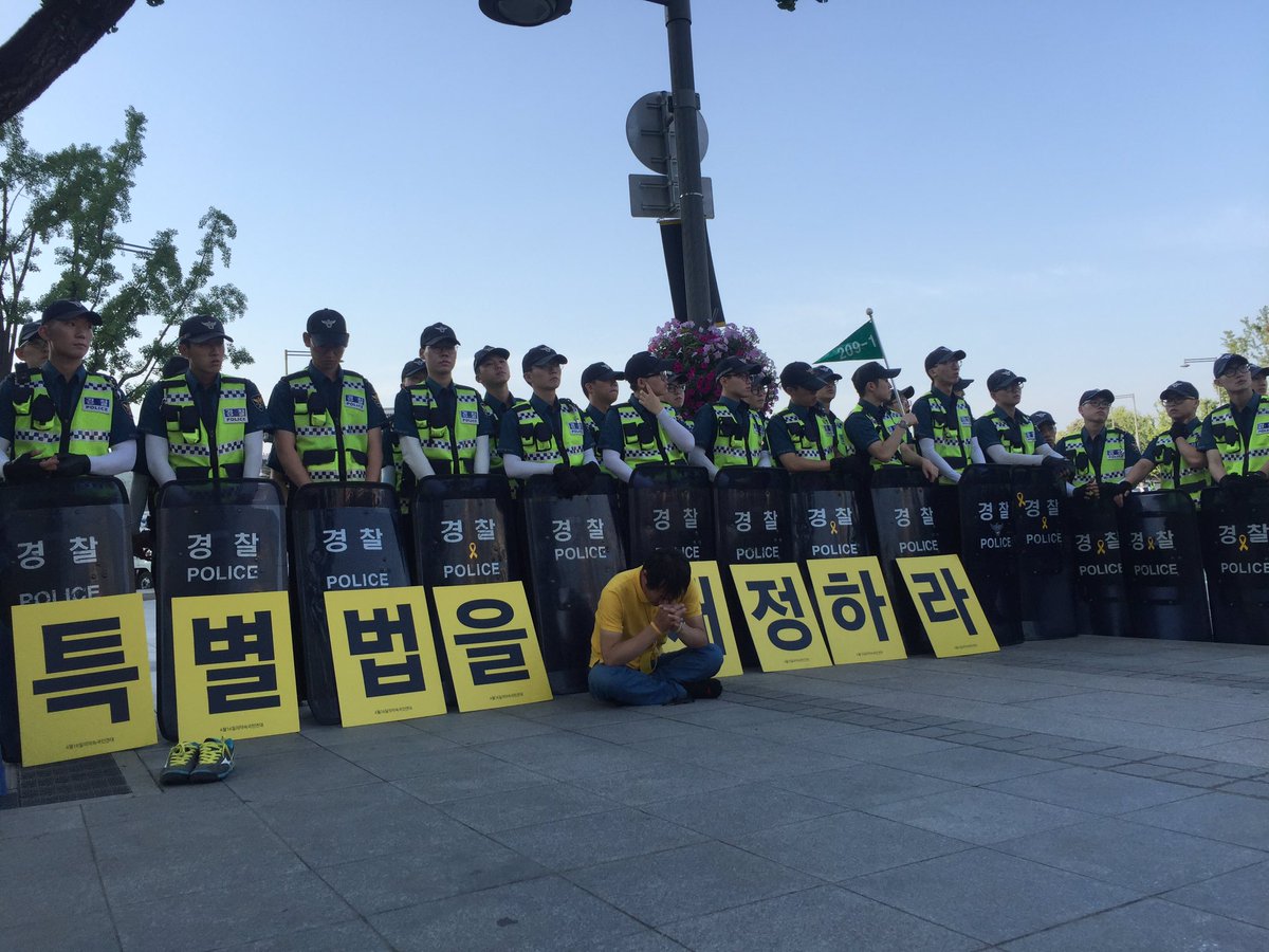 광화문 정부청사 앞에서 농성중인 세월호 유가족 4명이 경찰에 연행 되었습니다. 경찰에 막힌 창현아빠가 홀로 연좌농성 중에 있습니다.