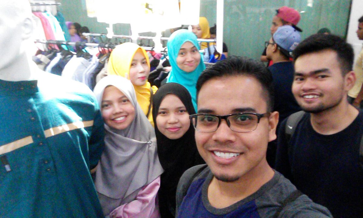 thaufiqqq's tweet photo. Siri Jelajah Ramadhan 2.0. Kali ni melawat gegadis jual jubah lelaki.
@schayuslan
#MoodRepublik #KLRayaFest https://t.co/tSdthLN5aP
