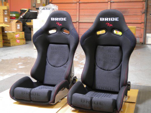 XBleedMeteoraX's tweet photo. There are two differences in gaming chairs and racing seats    arm rests and hydraulic stands   #stillgotstrapholes https://t.co/1pwUhHrBAF