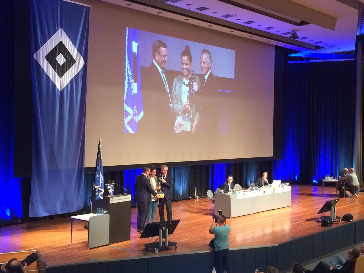 abendblatt_hsv's tweet photo. Die MV beginnt mit Ehrungen: Applaus und einen riesigen Pokal erhält #HSV-Weitspringerin @NadjaKaether. https://t.co/80fps50vB4