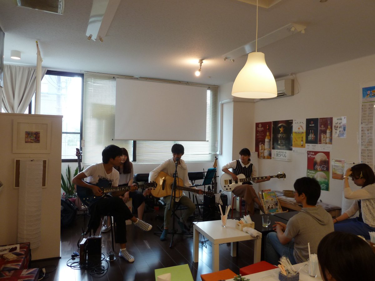 vamp_bee's tweet photo. 16時からは、大和大学軽音部2回生「BreakOut」のアコースティックライブでした。5曲ほどの内容でしたが、温かみのある演奏で、初めて彼らの演奏を聴かれた方々も満足されたようです。BreakOutの皆さん、ありがとうございました。 https://t.co/oevH4vUOAH