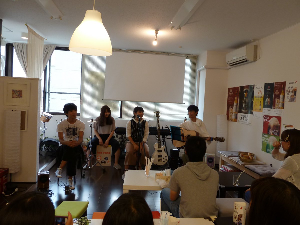 vamp_bee's tweet photo. 16時からは、大和大学軽音部2回生「BreakOut」のアコースティックライブでした。5曲ほどの内容でしたが、温かみのある演奏で、初めて彼らの演奏を聴かれた方々も満足されたようです。BreakOutの皆さん、ありがとうございました。 https://t.co/oevH4vUOAH