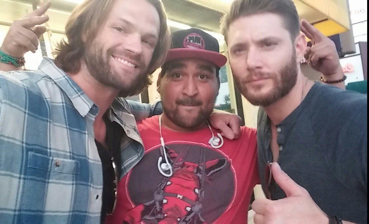 NEW PICS FROM J2. LOOK AT JENSEN. HE'S TOO ADORABLE FOR ME OK.