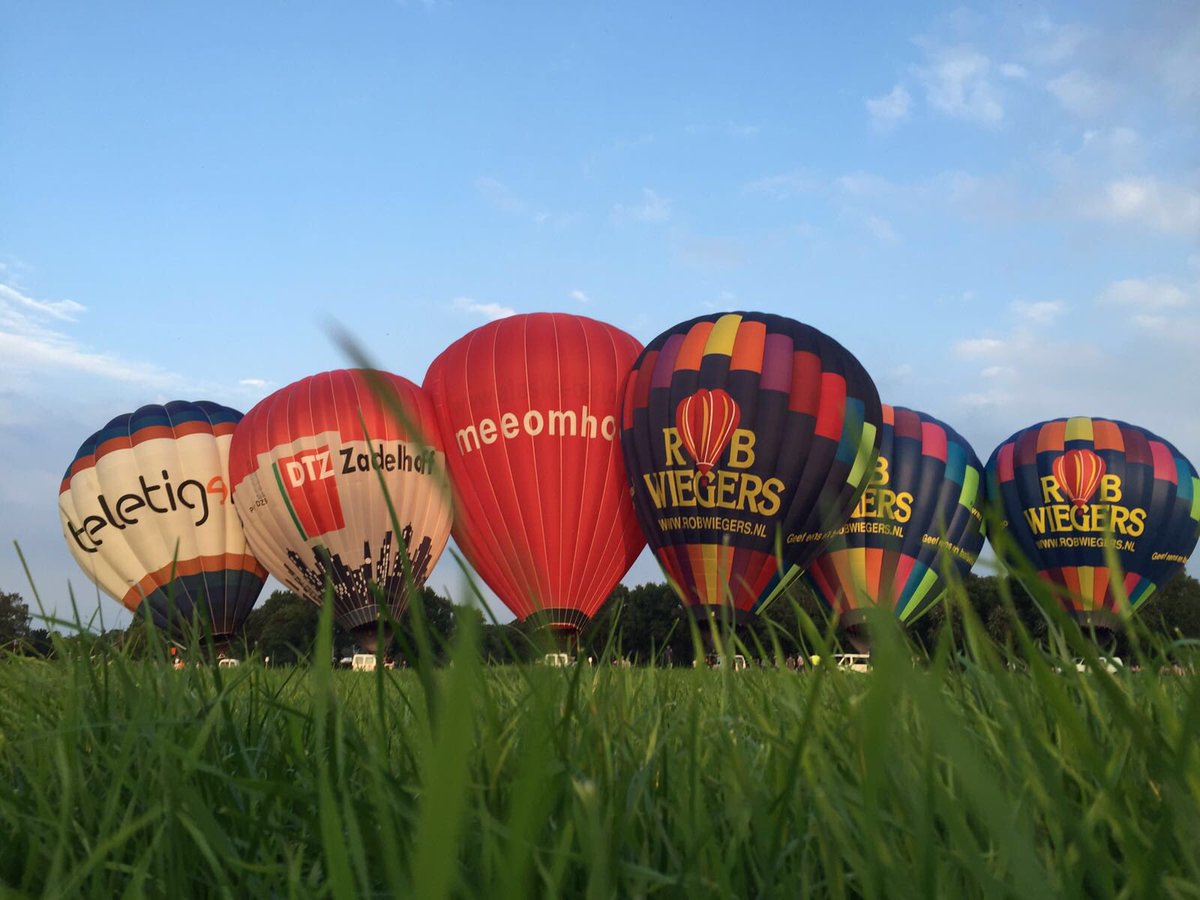 meeomhoog's tweet photo. Luchtballon vloot klaar voor ballonvaart vanuit Heino afgelopen vrijdag https://t.co/arIr14tRXt