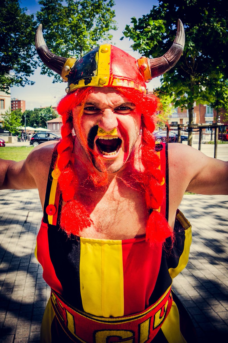 stubru's tweet photo. De terrassen lopen vol. Bier wordt getapt. De stemmen gesmeerd. Let’s go! #HUNBEL #EURO2016 https://t.co/pDE7eW1KLo https://t.co/JM9138TrsV