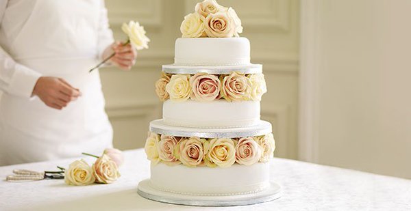 Delicious wedding cake make your guest more happier