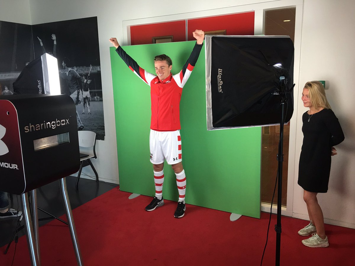 AZAlkmaar's tweet photo. Rienstra en Coutinho gingen in de nieuwe trainingskleding alvast op de foto in de photobooth van @sharingboxNL. https://t.co/tbW3wc6Eyq