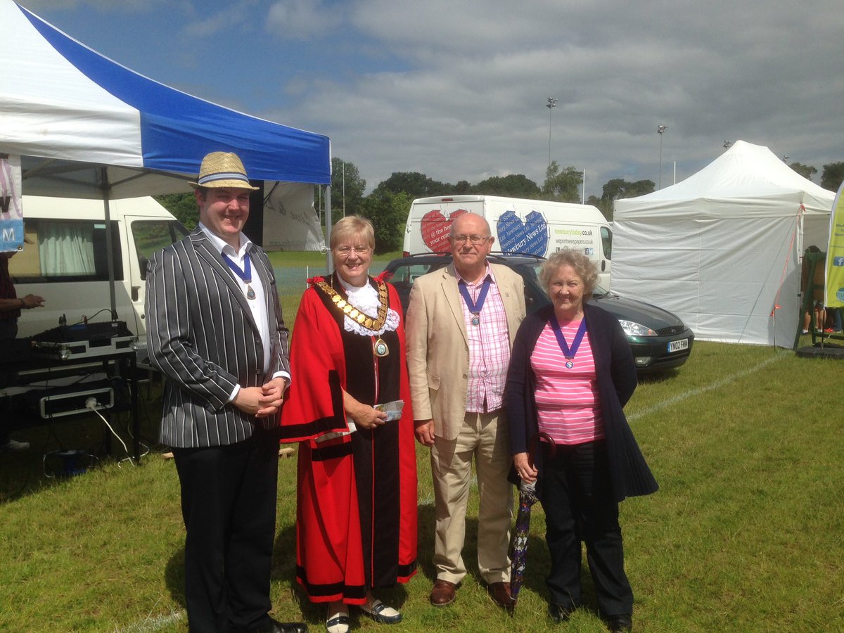 Mayor of #Thatcham opens the 2016 family fun day
