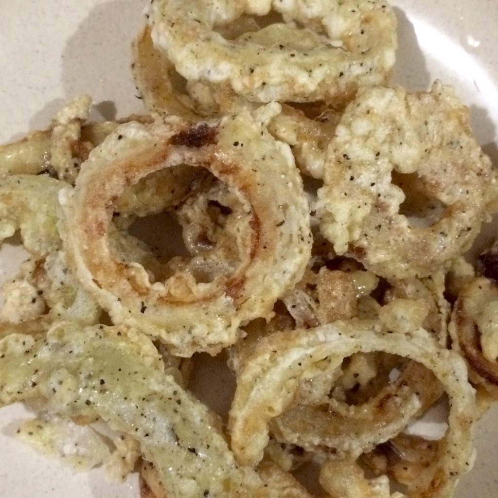 chaynnadavis's tweet photo. Not bad 😊👌🏻 pero ubos na pala mayo sa ref 😪😔 #chaynnacooking 🙊 #onionrings #justried 😁 https://t.co/Q36euAK3NK