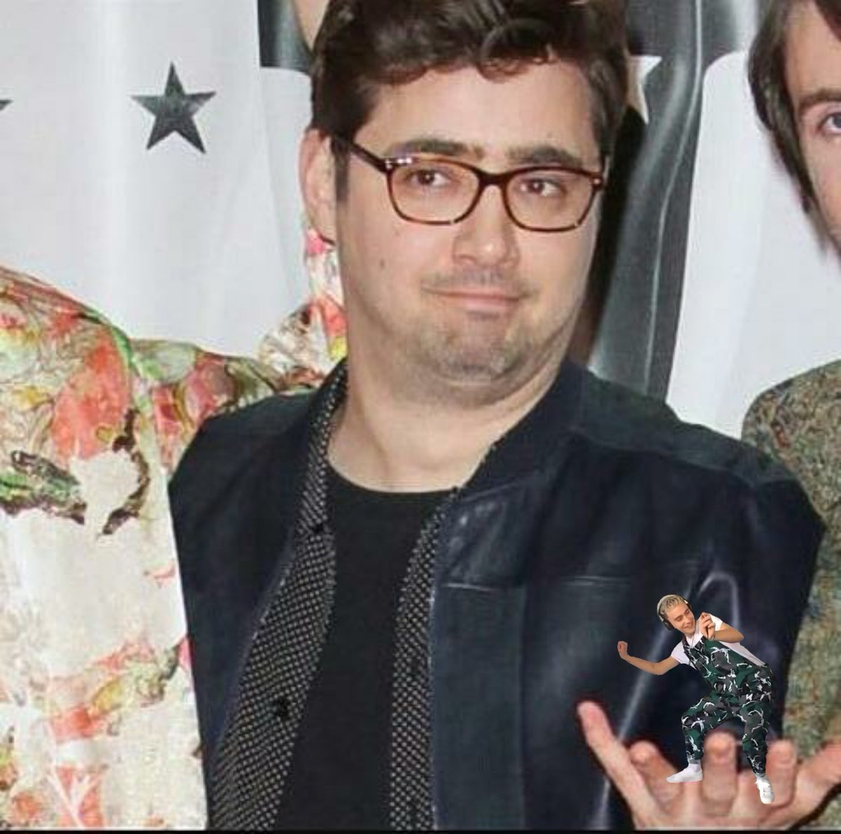 ollydancing's tweet image. olly dancing on emre's hand