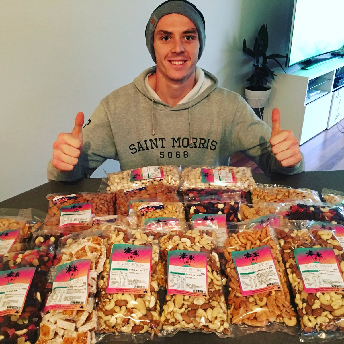 Jleverr's tweet image. Love delivery day from @island_snack