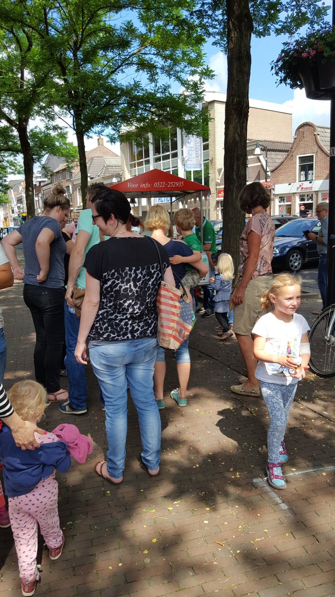 Vanochtend bij @herbergtplein "Koen&amp; Geertje" 'n fijne vakantie gewenst. Jan Nes trakteerde alle kids op 'n ijsje!
