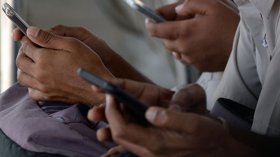 SoftlineIndia's tweet photo. This Indian carrier shows #Facebook how to give free Internet to users. #India https://t.co/jev4WKg8l0 https://t.co/AD3awtaowB