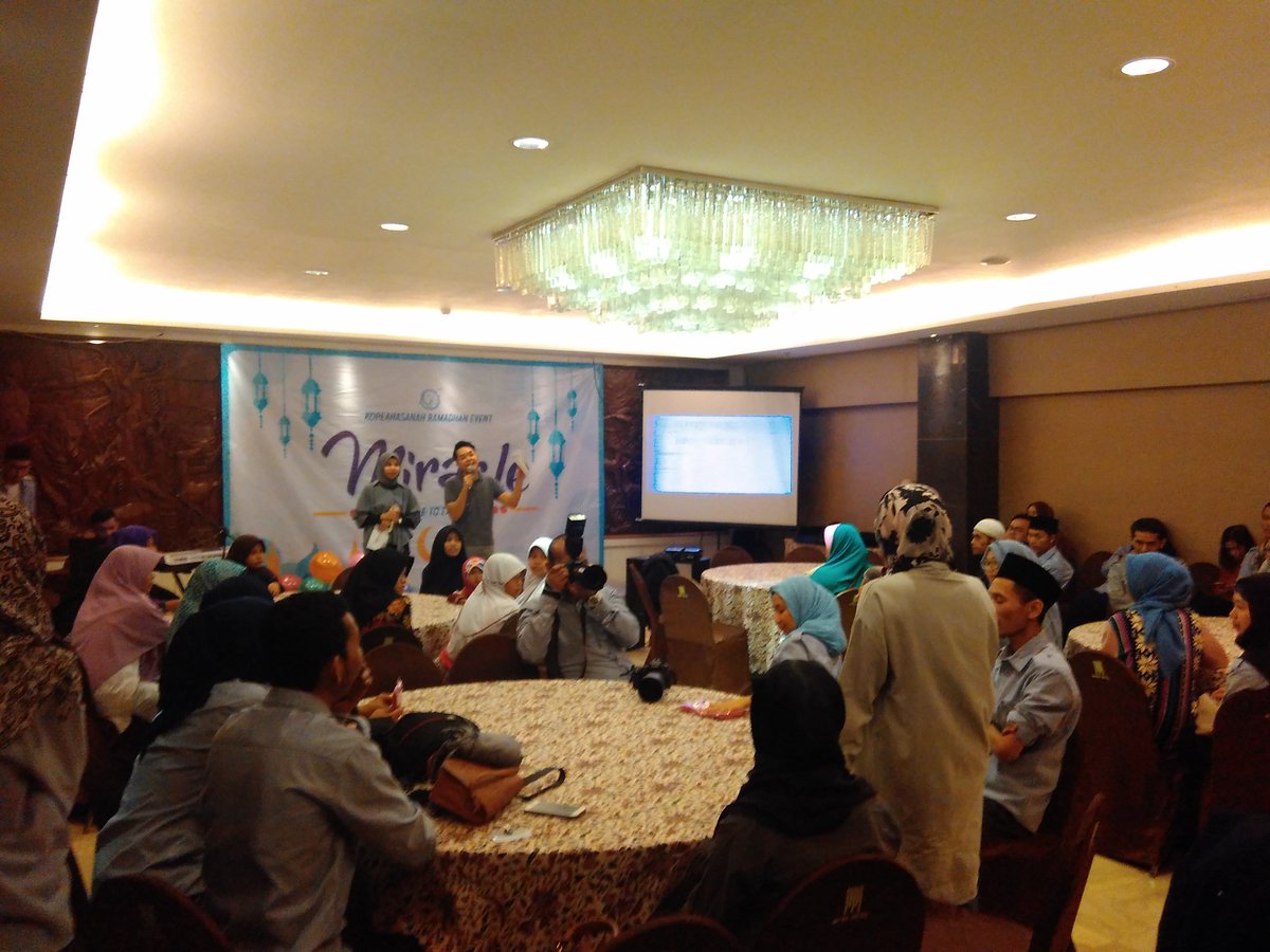 KopeaHasanah's tweet photo. Icebreaking sambil menunggu adzan maghrib. Pasti seru nih, MC nya kang @adesobana &amp; teh Siska yg cetar membahana 🙌 https://t.co/H99kMicfuU