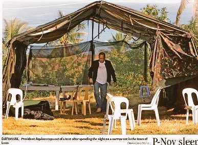 LAVie_nrose's tweet image. #ThankYouPNoy: in the dead of night, president holds meeting, steps out at daybreak sleeping in a tent #Boholquake