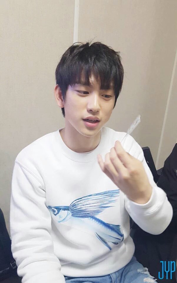 final5148's tweet photo. ในความลายเสื้อตัวนี้ของพี่จินยองนั้น หนูเจ็บค่ะ หนูคีย์ปลาเสื้อพี่ไม่ออกหลายชม.😂 #ประมง #GOT7 #Junior #Exocoetidae https://t.co/KVGxMGGj6x