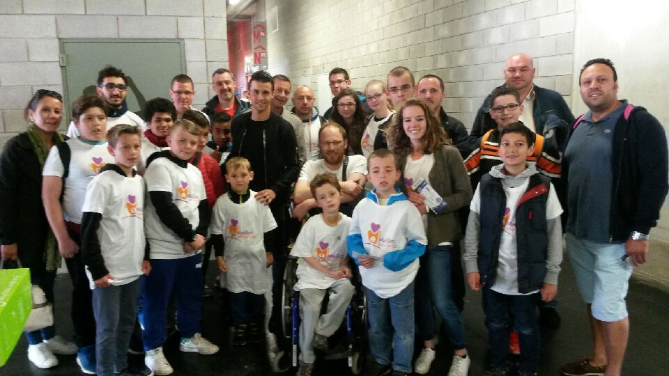 #momentsmagiques les enfants <a href="/1MPV/">UnMaillotPourLaVie</a> sont aux 8eme #ALLSLO avec <a href="/SebCorchiaOff/">Sébastien Corchia</a>. Merci <a href="/FKronenbourg/">FondationKronenbourg</a>