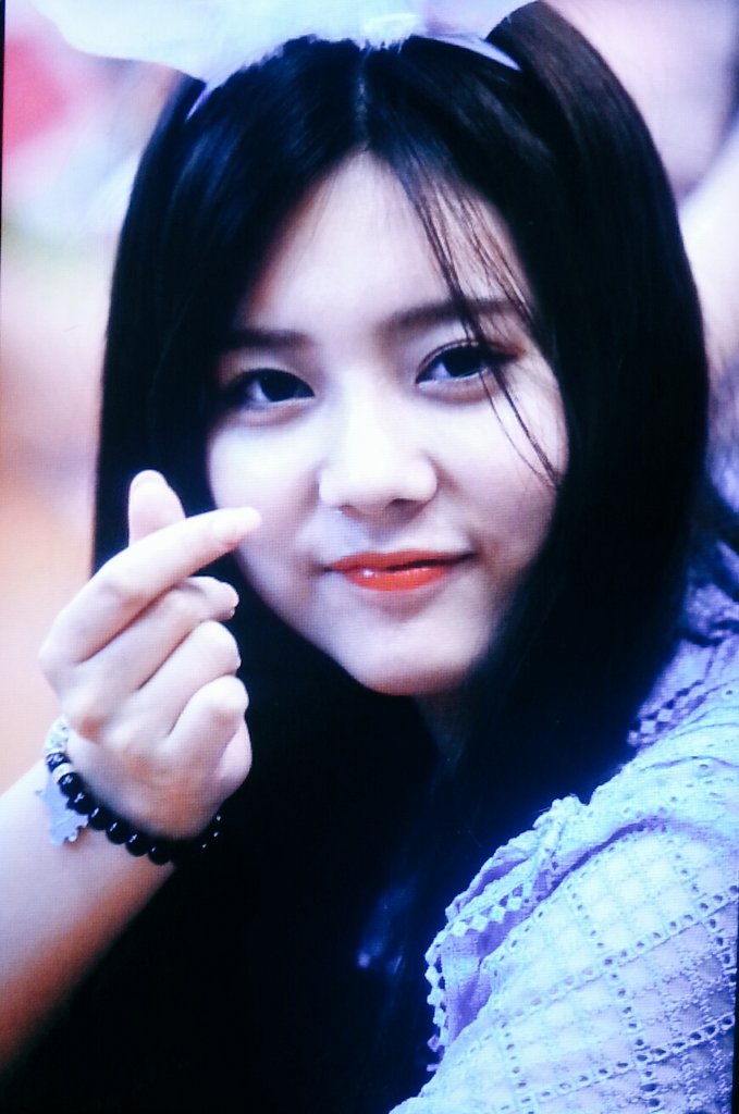 onlyone_kr's tweet photo. 160626 코엑스 팬싸 프리뷰 #DIA #다이아 #EUNCHAE #은채 @dia_official 하트는 덤이지?💕 https://t.co/rN5PjN6lds