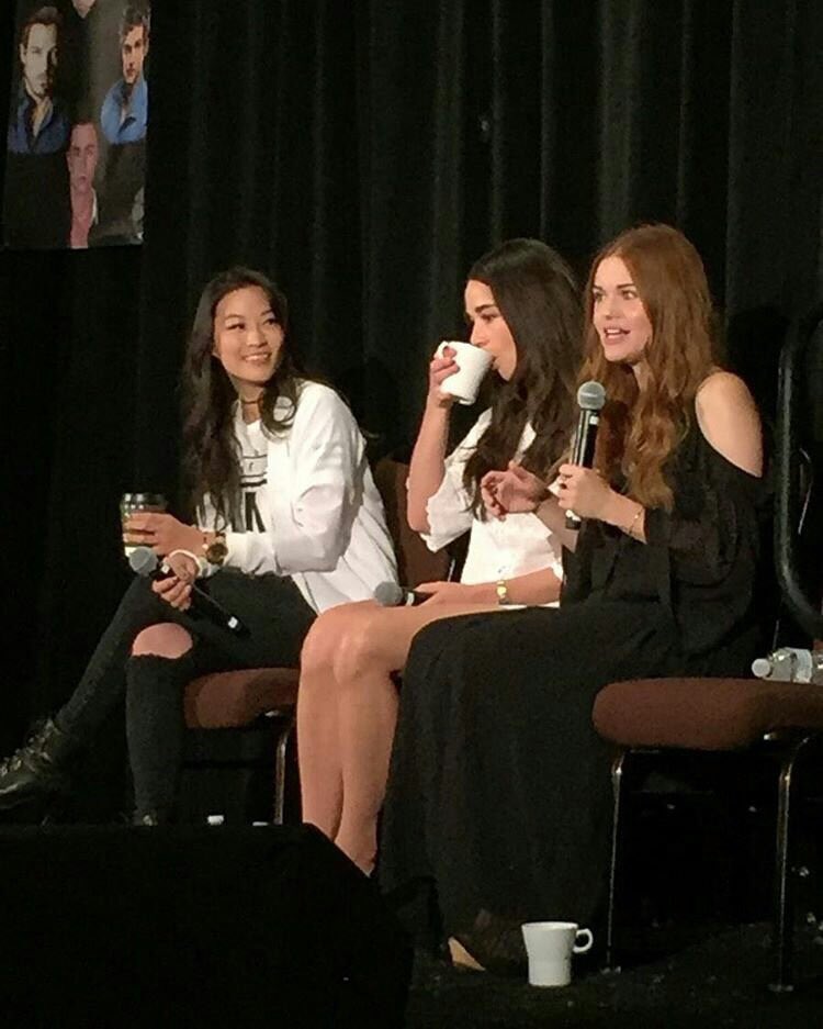 ReedSwitzerland's tweet photo. 📸 || @CrystalmReed @hollandroden @arden_cho à la #howlercon2016 https://t.co/g4RNUbytsQ