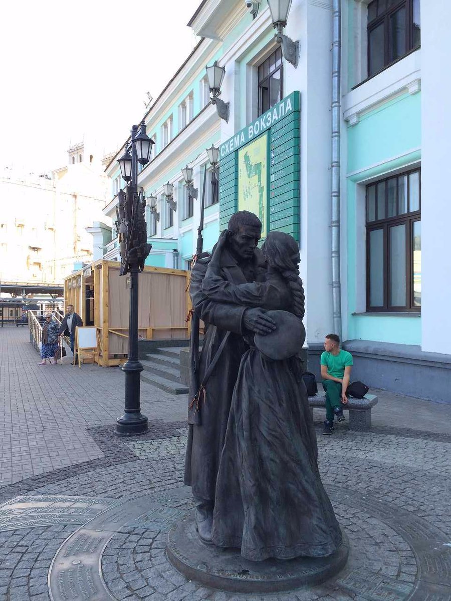 Crs Vdv モスクワのベラルーシ駅 出征する兵士と恋人の銅像