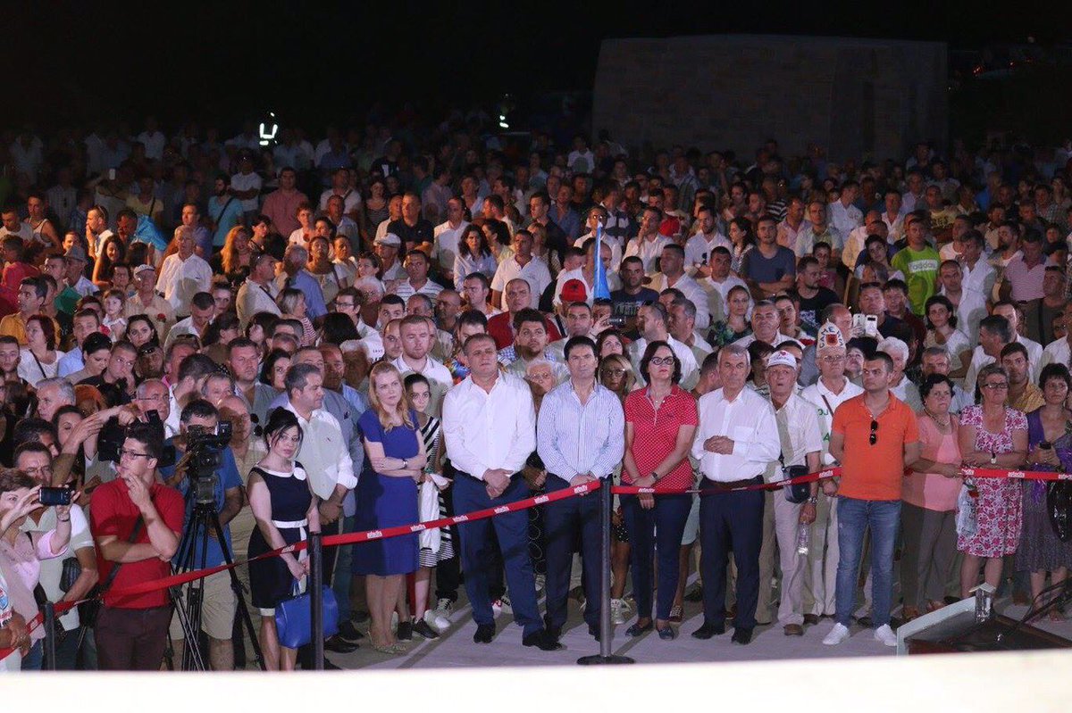 VjollcaBraho's tweet photo. Homazhe per viktimat e pafajshme çame, qe humben jeten ne ate marshim biblik. #PDIU s’e harron amanetin e te pareve! https://t.co/Ktj7vWXkkG