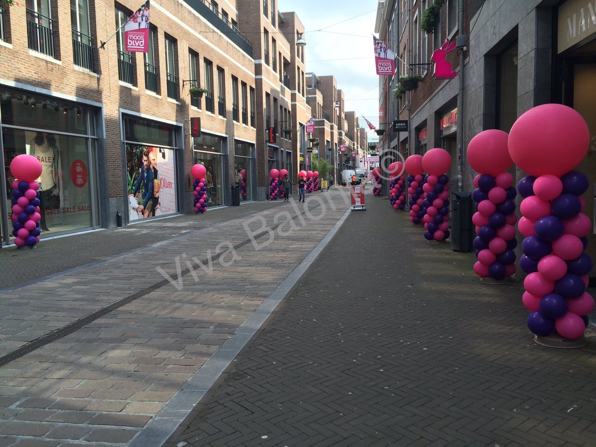 VivaBalonia's tweet photo. Het 1e Lustrum van de @venlomaasblvd is goed gevierd! We hebben de straat gedecoreerd met 60 vrolijke ballon zuilen. https://t.co/Dt1fC2fPWf