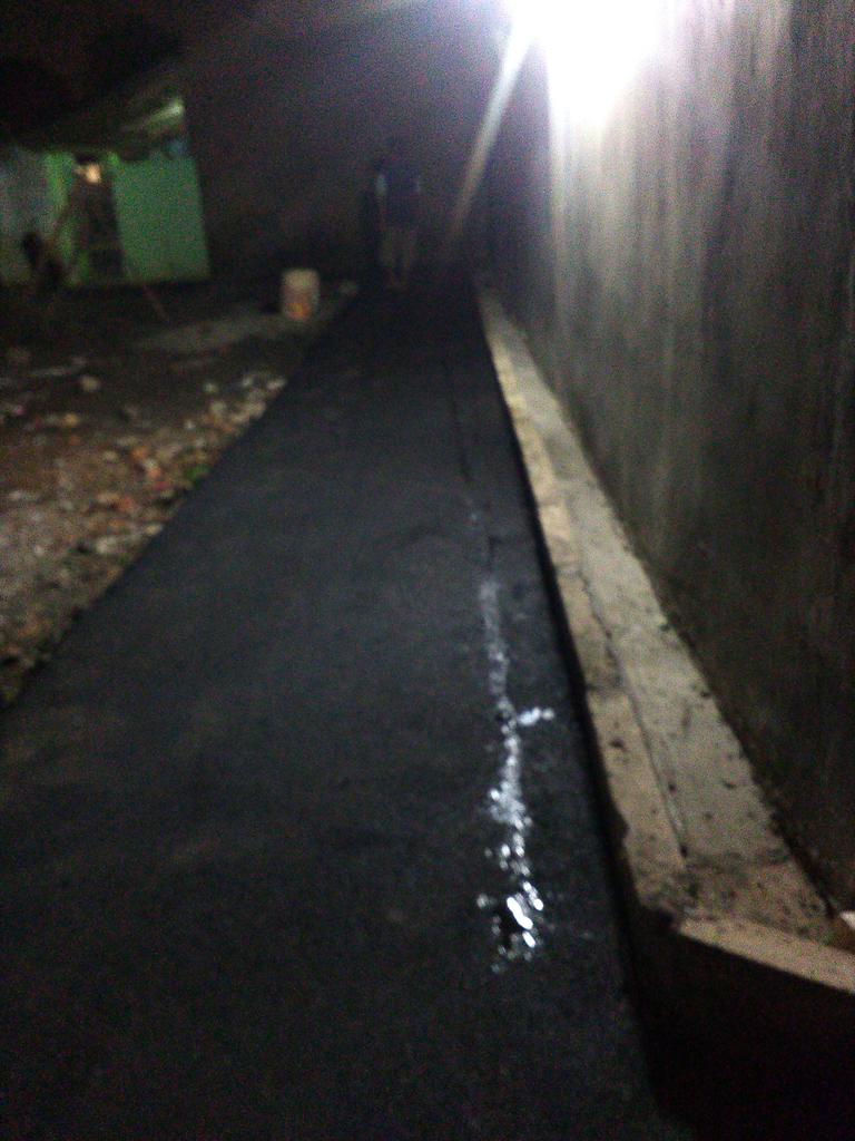jaya_kel's tweet photo. Pengaspalan jln rt007/22 cc @kec_bekselatan @pemkotbekasi @disbimarta https://t.co/jWqCL1HSt7