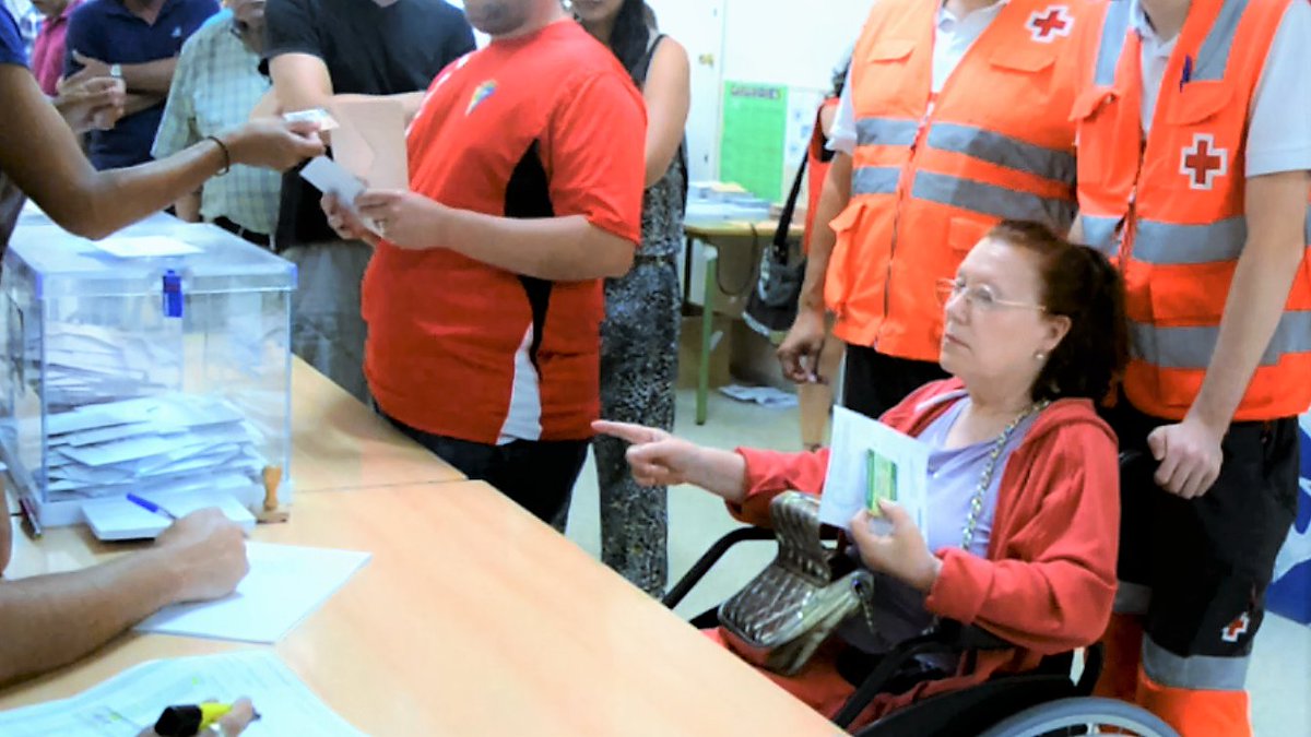 Hacía 5 años que Manuela no iba a votar. El voluntariado de <a href="/CruzRojaCA/">Cruz Roja en Cádiz</a> la ha acompañado hoy. Llama al 902 22 22 92