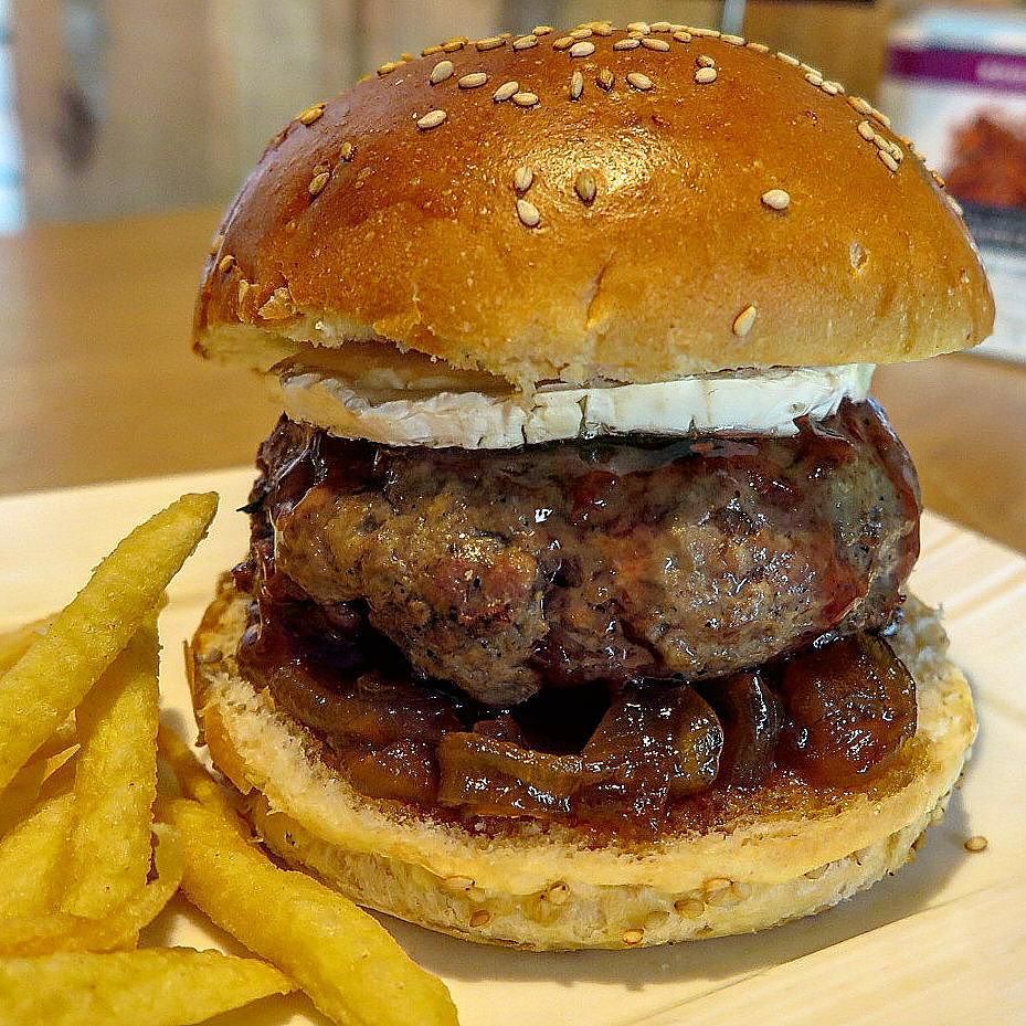 Las hamburguesas al carbon es la tendencia en #Madrid y <a href="/gobuburger/">gobu</a> ya tiene fama de una d… ift.tt/29bR9pg