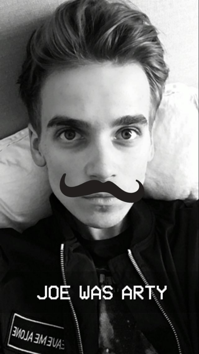 xLassOnline's tweet photo. @PointlessBlog and @Joe_Sugg both star in @MTV's #SelfiesOfTheWeek 🎉❤️ @AlfieDeyesNews @UpdatedJoeSugg https://t.co/B4MntX5wiy