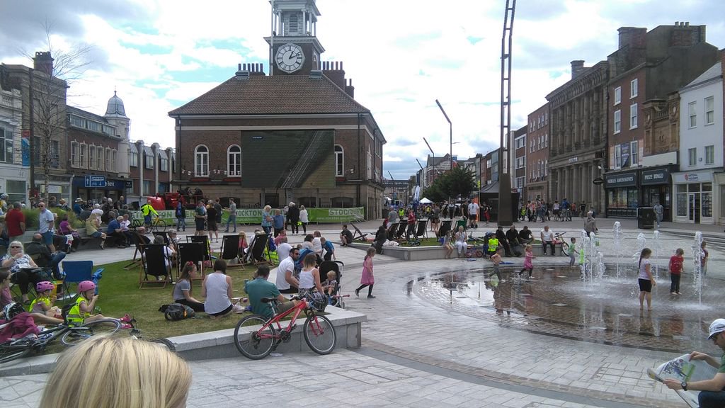 Friendly festival mood and t-shirt weather at <a href="/RoadChamps/">BC National Road Champs</a> #SCF, you could believe you were at a continental race!