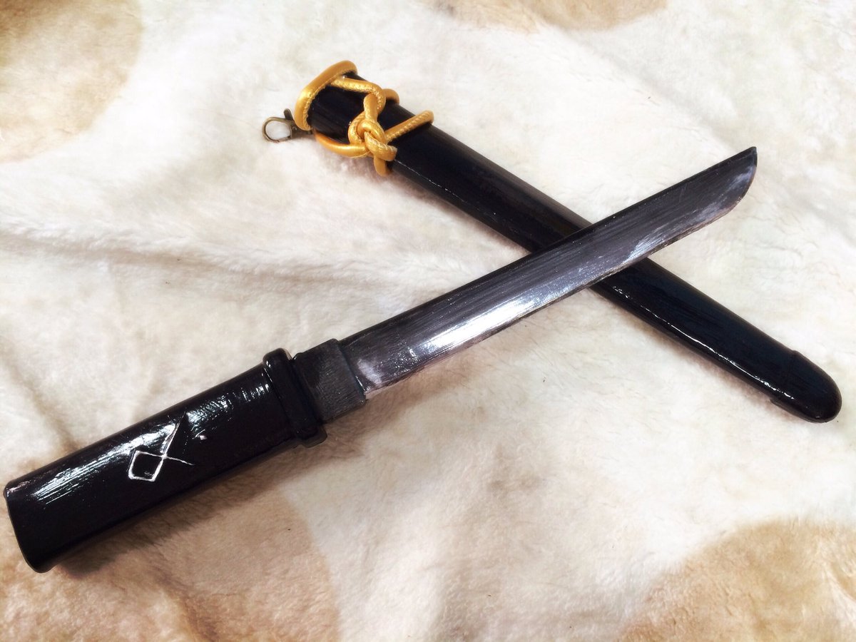 藤森蓮 コスプレイヤー Youtuber Ar Twitter 太鼓鐘貞宗コス製作 刀も作りました ベルトには金具で簡単着脱式 金属風の塗装です ウィッグが届けば完成の勢い 蓮クリ造形