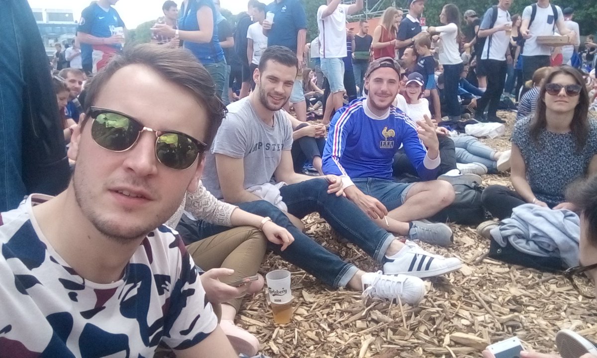 TomBerteau's tweet photo. #FanZoneTourEiffel #AllezLesBleus #FRAIRL #EURO2016 https://t.co/1PNDTaoch0
