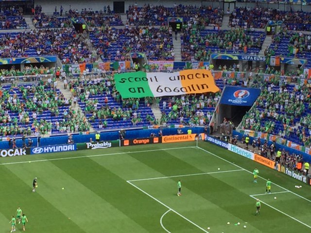 Spanduk fans Irlandia berarti 'Let the fun begin' LIVE: bit.ly/29bUrsp | Sepakbola tanpa kekerasan, setuju?