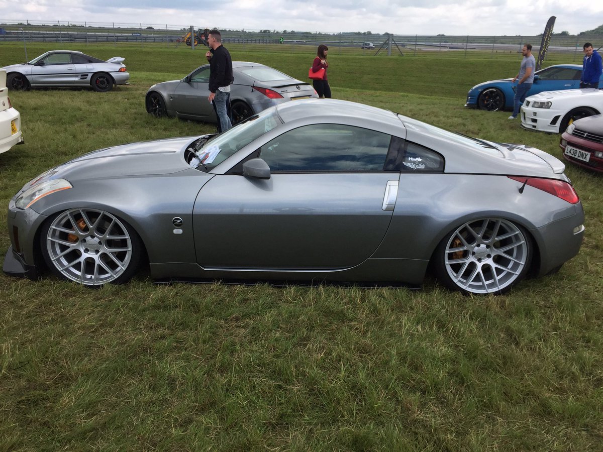 TrackHog_com's tweet photo. #nissan #350z #velgenwheels effect at #japfest2 https://t.co/nZLeD8DEl6