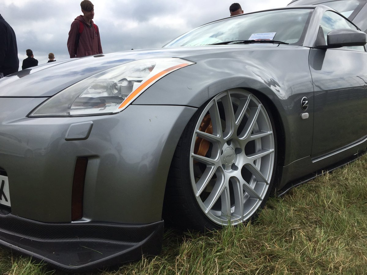 TrackHog_com's tweet photo. #nissan #350z #velgenwheels effect at #japfest2 https://t.co/nZLeD8DEl6