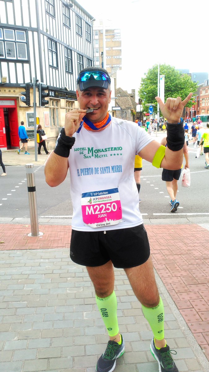 dkai1978's tweet photo. Paseando con orgullo vuestro nombre por Gales. @hotelmonasterio  , #ElPuerto . #RunSwansea https://t.co/kOXTzcAD1g