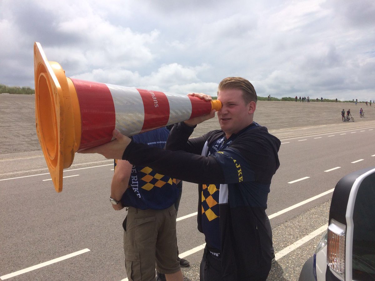 DeltaCycling010's tweet photo. Soigneur Kay de Wolf (en de rest van het begeleidingsteam) vermaakte zich gisteren prima tijdens het NK Wielrennen! https://t.co/jRtqrs42ij