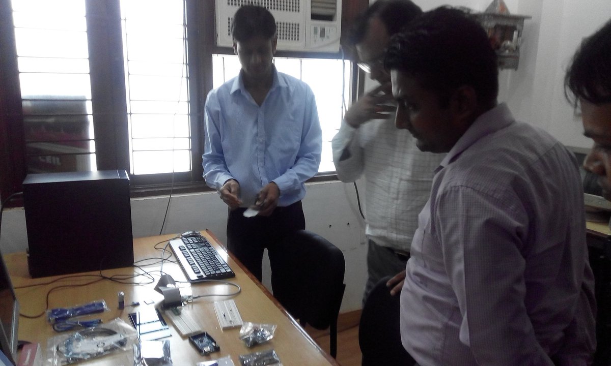 DeepakIndia26's tweet photo. Visit of Shri Rakesh Kumar Upadhyay he found the amazing ideas under IOT. https://t.co/N3qRQW2cEa