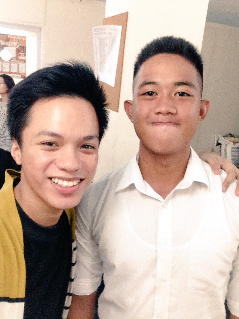KierDeo's tweet photo. Nagkita rin after a year!! Yung dating class clown, mag susundalo na pala 😂 #USTHS @GrishamZorilla https://t.co/geBGAtsIxT