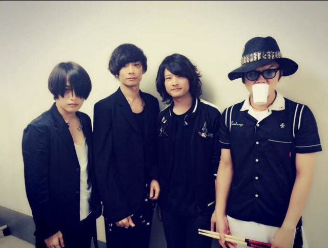 saya0w0's tweet photo. LIVE前と後。

洋平さん、目ギンギンですやんっ😂✨笑

#VIPparty2016
#Alexandros
#よぺ様目からエネルギー放出 https://t.co/w5IvKUBcH7