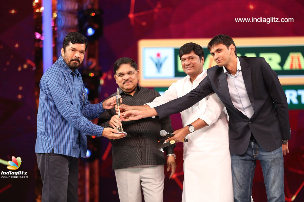 #Murthyyyyy Gets the #BestActor in #ProminentRole (Temper) Congratulations #PosaniKrishnaMurali
#CIneMaaAwards2016
