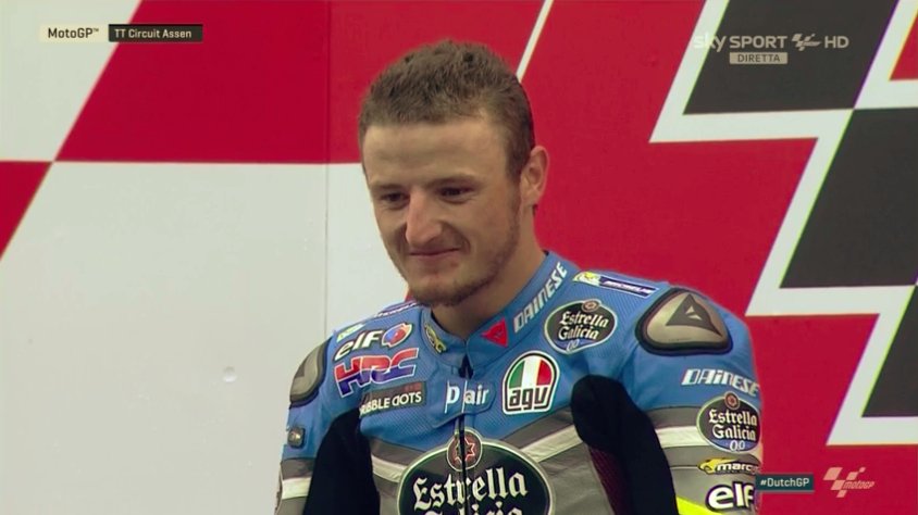 SkySportMotoGP's tweet photo. Suona l'inno australiano e #Miller trema dalla gioia! Emozione allo stato puro! #SkyMotori #Gassen👏👏 🇦🇺🇦🇺 https://t.co/XryHMfbwke