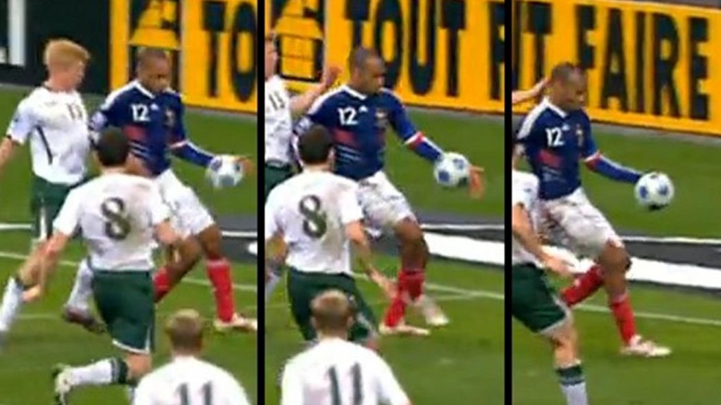 jamieball1833's tweet image. French fans booing #JeffHendrick and accusing him of cheating! May I please remind you!🇮🇪🍀👏🏼 #IRLFRA #IRL  #EURO2016