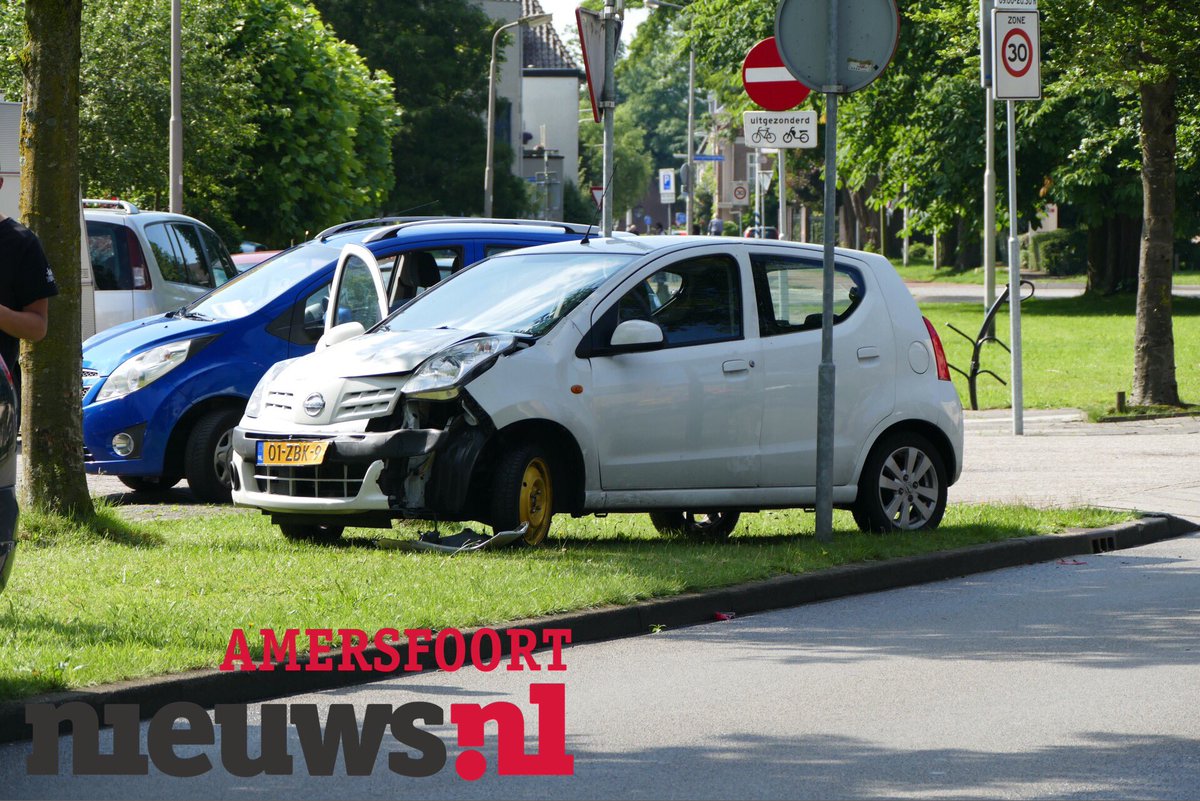 Auto flink beschadigd na aanrijding op de Heiligenbergerweg amersfoort.nieuws.nl/112/9268/auto-…