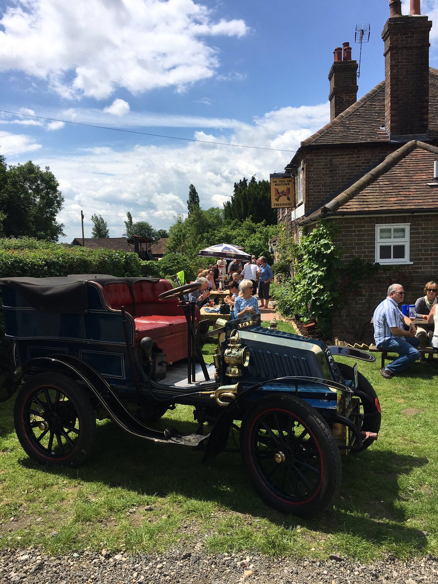 GingerRookes's tweet photo. What a fab afternoon @Frog_Nightgown all looking fab for the classic car event and even the 🌞 is shining https://t.co/APic3zCwxU