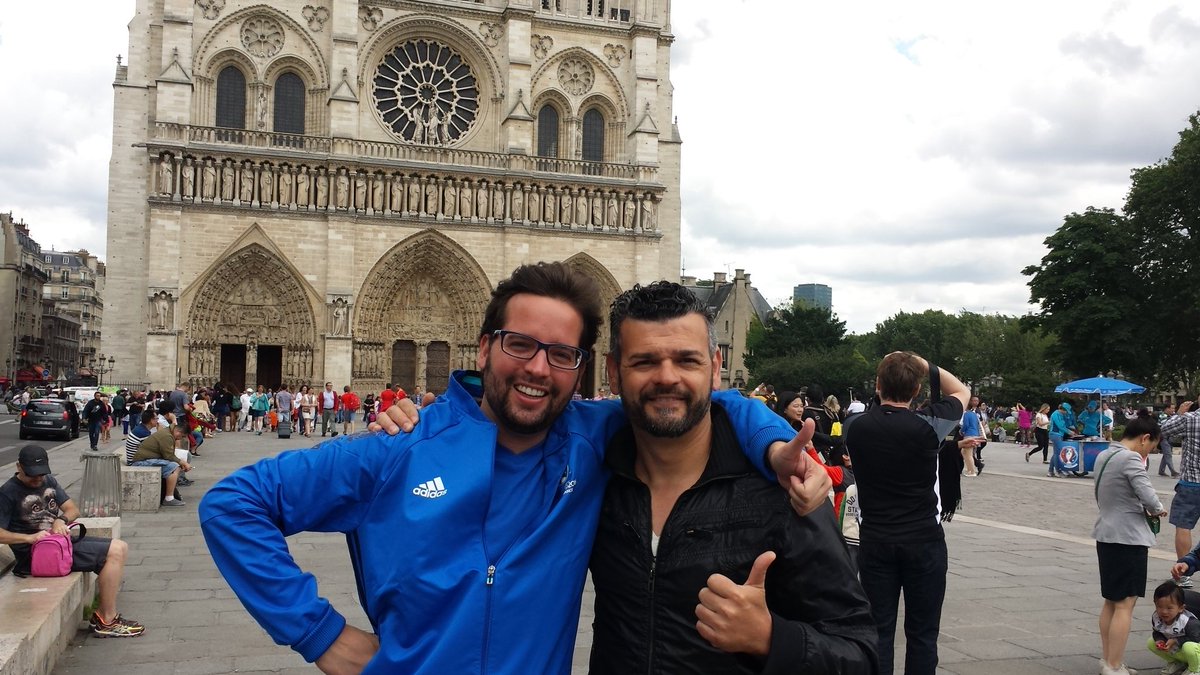 javi_nemo's tweet photo. Con @davidcebo en Notre-Dame! Y ahora viendo como se complica la vida #Francia! #DíaDeDescanso #EuroNemo2016 https://t.co/bTc1rbYhsA
